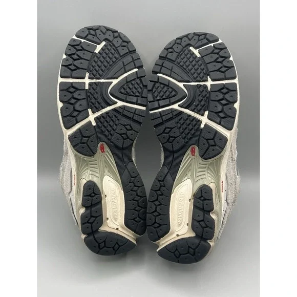 New Balance 2002R Gray Suede Y2K Runners - Men's Size 7 Women's Size 8.5 USED - Picture 7 of 8